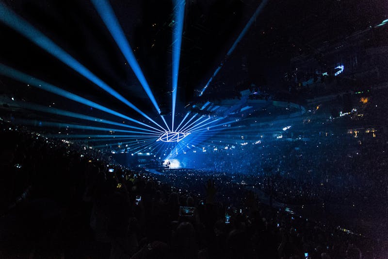 Gro&szlig;e Arena mit LED-Lichtshow und Publikum