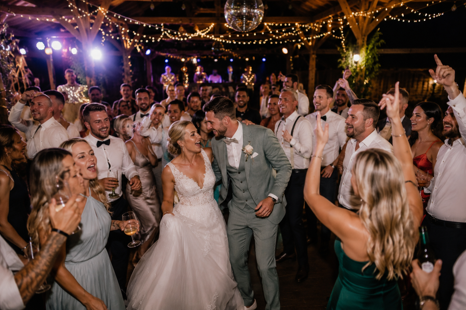 Fotobox auf einer Hochzeit mit Brautpaar und Gaesten